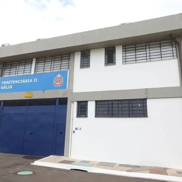 Mulher tenta visitar preso com maconha escondida e acaba presa