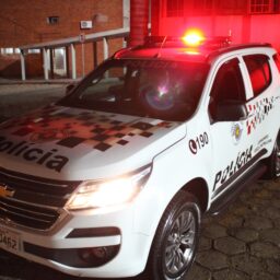 Noite de violência mobiliza PM; em um dos casos, jovem é agredida por ex em faculdade