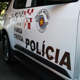 Acusado de agressão é beneficiado em audiência, viola protetiva e volta a ser preso