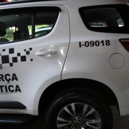 Homem vai preso ao tentar furtar barras de chocolate e suco em pó em Marília