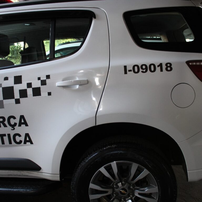 Homem vai preso ao tentar furtar barras de chocolate e suco em pó em Marília