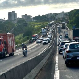 Trânsito lento e motos no chão; rodovia do Contorno tem manhã caótica
