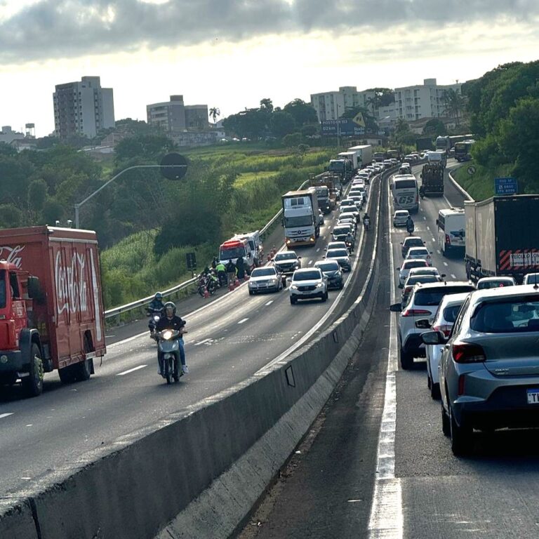 Trânsito lento e motos no chão; rodovia do Contorno tem manhã caótica