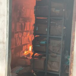 Incêndio consome barracão do antigo Daem e levanta suspeita de crime Incêndio consome barracão do antigo Daem e levanta suspeita de crime