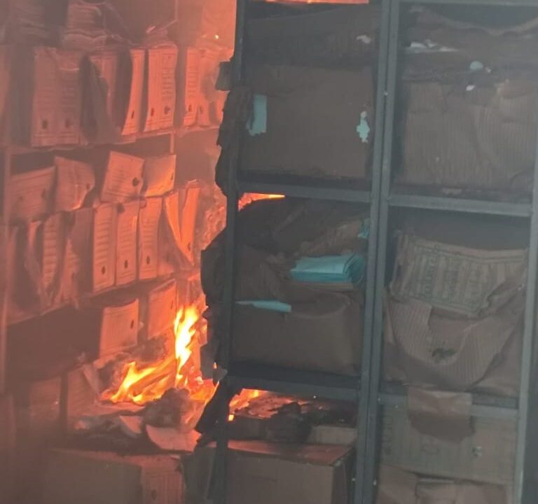 Incêndio consome barracão do antigo Daem e levanta suspeita de crime Incêndio consome barracão do antigo Daem e levanta suspeita de crime