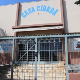 Homem chega alterado, tem entrada negada e quebra porta da Casa Cidadã