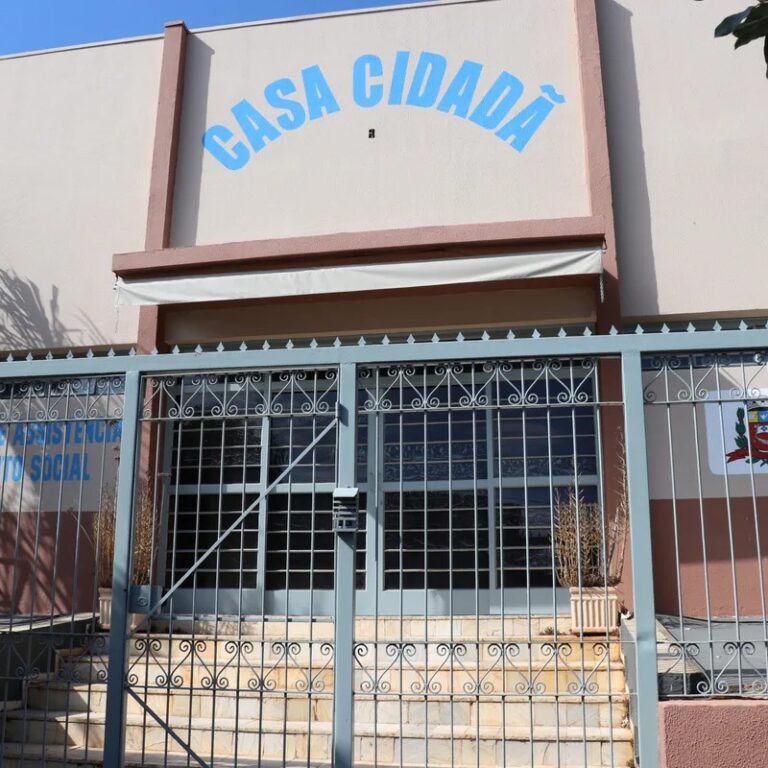 Homem chega alterado, tem entrada negada e quebra porta da Casa Cidadã