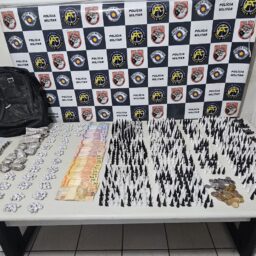 PM prende jovem após localizar mais de 1,5 mil porções de drogas no Azaleias