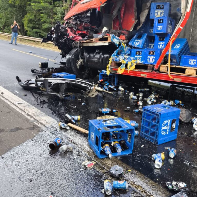 Polícia identifica vítimas de colisão entre caminhões na BR-153