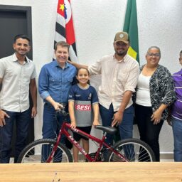 Fernando Itapuã entrega bicicleta à vencedora de concurso de redação