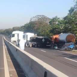 Engavetamento com três carretas e mais dois veículos mata motociclista na região