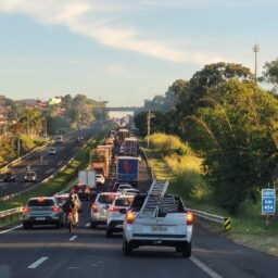 Carro tomba após colidir com caminhão e Contorno volta a travar em Marília