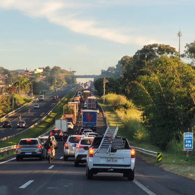 Carro tomba após colidir com caminhão e Contorno volta a travar em Marília