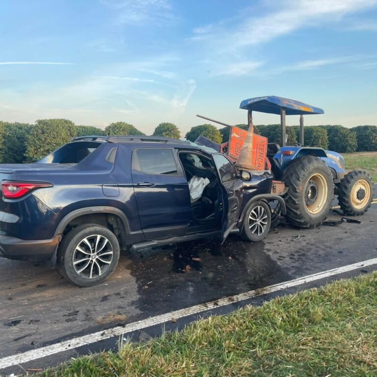 Fiat Toro atinge trator e fica destruído em Garça; condutor escapa ileso