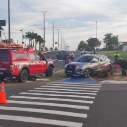 Acidente em cruzamento envolve veículo dos bombeiros e joga carro em canteiro
