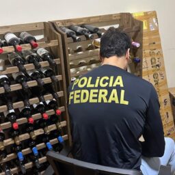 PF apreende vinhos contrabandeados em escritório de contabilidade em Marília