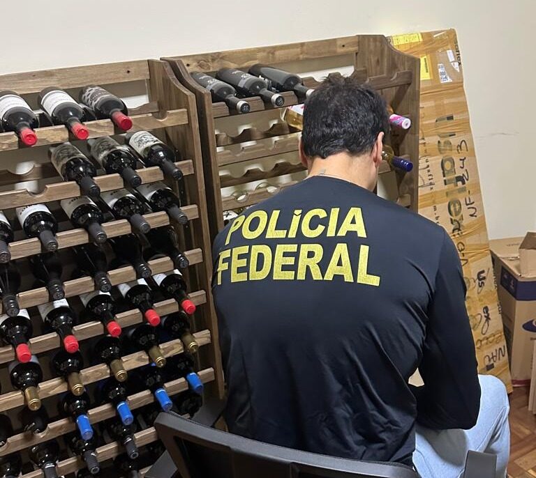 PF apreende vinhos contrabandeados em escritório de contabilidade em Marília