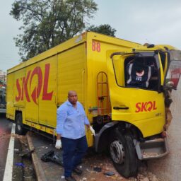 Acidente com caminhão de bebidas deixa motorista preso nas ferragens na SP-294
