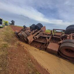 Motorista morre após tombar carreta com placas de Marília em Goiás
