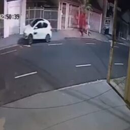 Vídeo mostra momento em que carro invade calçada e derruba lixeira na zona norte