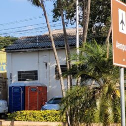 Banheiros químicos ao ar livre revoltam usuários do aeroporto de Marília