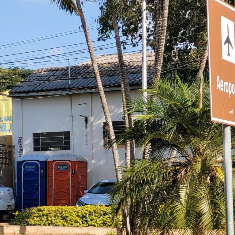 Banheiros químicos ao ar livre revoltam usuários do aeroporto de Marília
