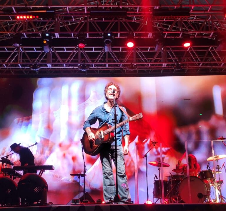 Nando Reis emociona mais de cinco mil pessoas em show gratuito no Sesi Marília