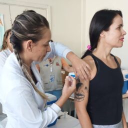 Município recebe mais 14 mil doses de vacina contra a gripe e intensifica imunização