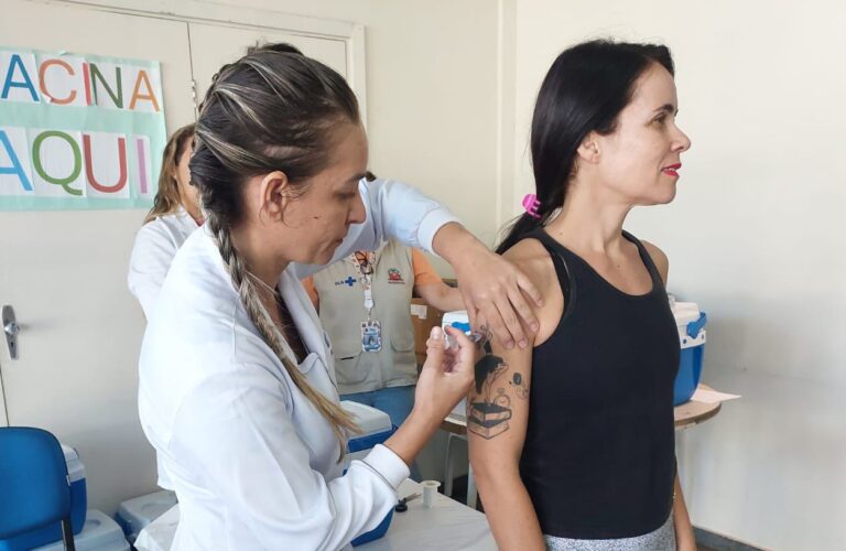 Município recebe mais 14 mil doses de vacina contra a gripe e intensifica imunização