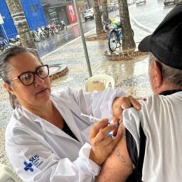 Vacina da gripe não aumenta risco da doença, alerta ministério