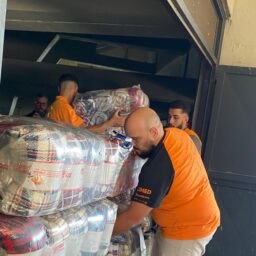 Fundo Social de Marília recebe duas toneladas de cobertores e roupas do Grupo Farma Conde