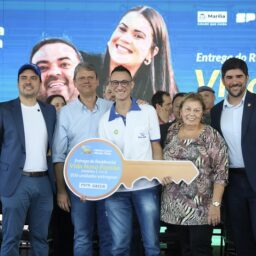 Tarcísio participa de entrega e Vinicius anuncia isenções a famílias
