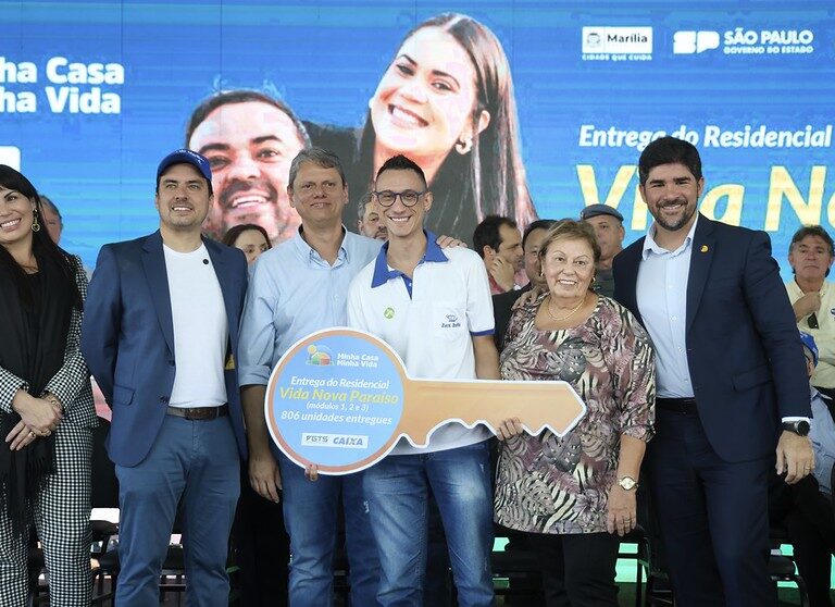 Tarcísio participa de entrega e Vinicius anuncia isenções a famílias