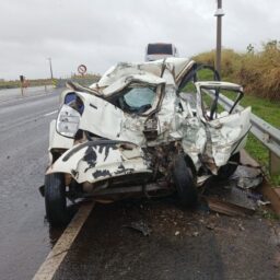 Grave acidente entre carro e ônibus mata pai e filho na rodovia SP-333