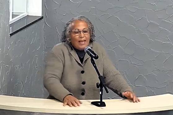 Vereadora questiona prioridade a idosos por atendimento preferencial