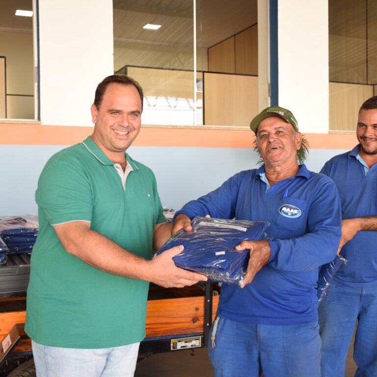 Equipe de manutenções do Saae de Pompeia recebe novos uniformes