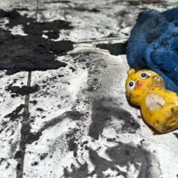 Pais de bebê de um ano e meio, que morreu em incêndio, permanecem presos