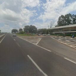 Motorista tem carro atingido por carreta e condutor deixa local sem prestar socorro