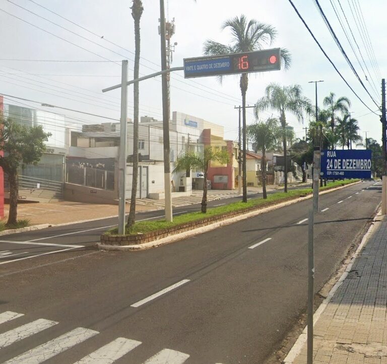 Van escolar atinge carro e motorista aponta freios com problemas