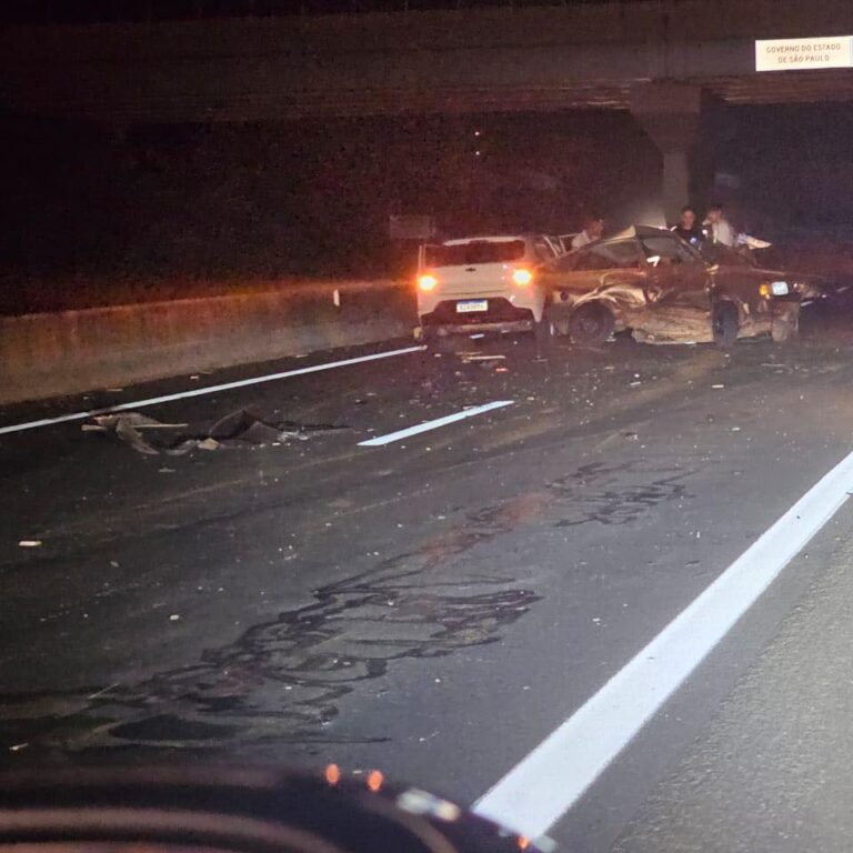 Acidente com Porsche na SP-294 deixa mulher e bebê feridos em colisão tripla