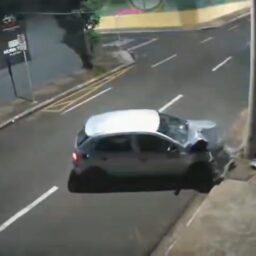 Vídeo mostra momento em que motorista perde controle de veículo e atinge poste