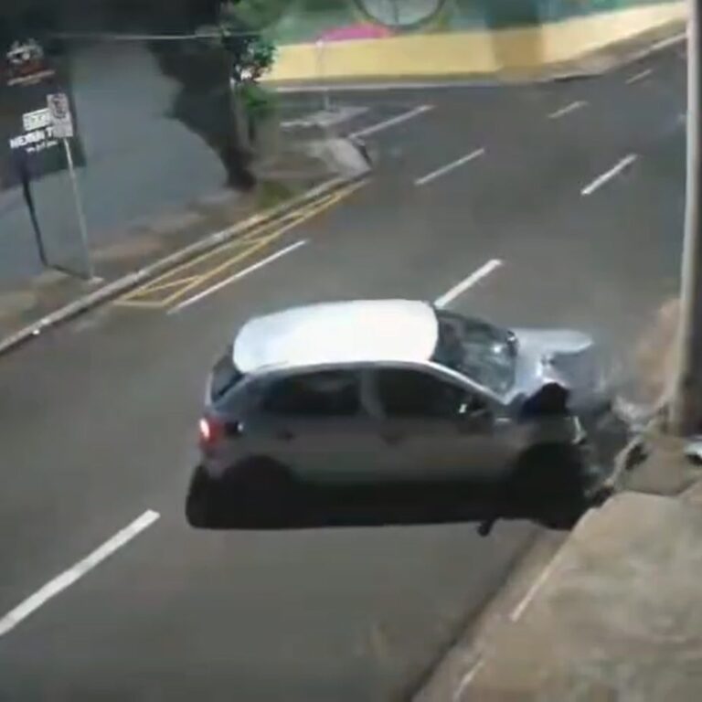 Vídeo mostra momento em que motorista perde controle de veículo e atinge poste