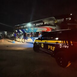 PRF intercepta ônibus com trabalhadores em transporte irregular em Guaimbê