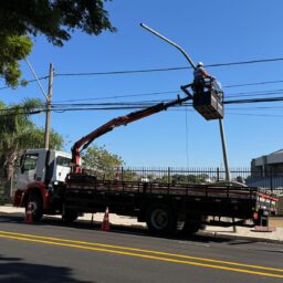Emdurb remove postes e placas sem uso em ação para limpar vias de Marília