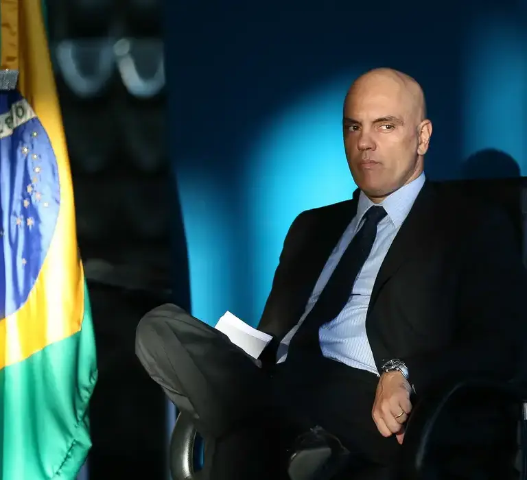 Bolsonaro fez flagrante confissão de obstrução de Justiça, diz Moraes