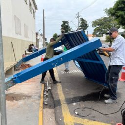 Emdurb substitui cobertura de ponto de ônibus danificada na rua 21 de Abril