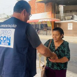 Procon distribui sacolas retornáveis e orienta população sobre nova lei municipal