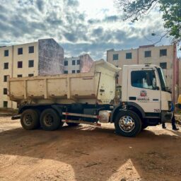 Prefeitura de Marília faz limpeza no entorno dos prédios da CDHU na zona sul
