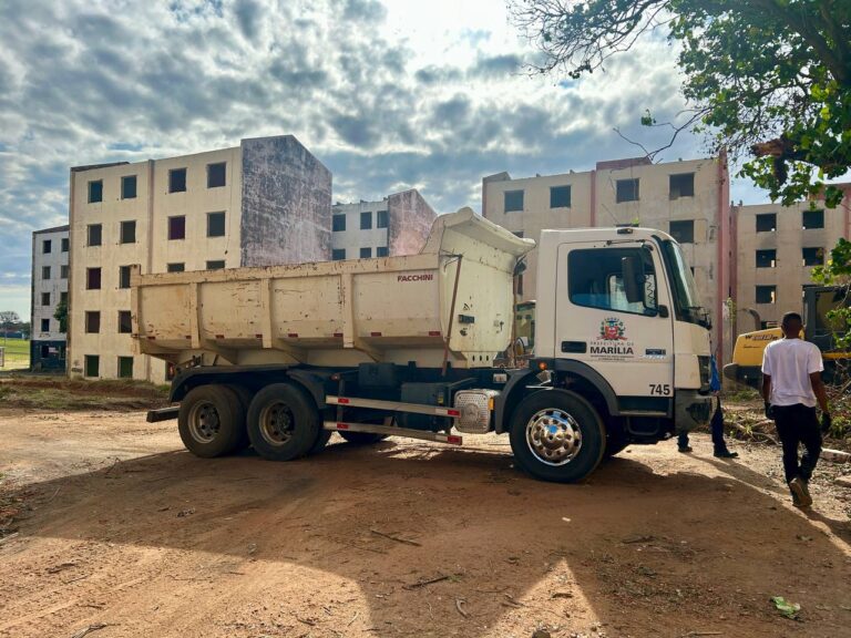 Prefeitura de Marília faz limpeza no entorno dos prédios da CDHU na zona sul