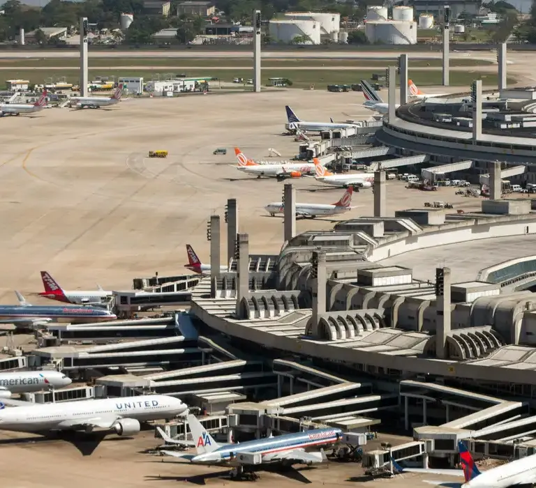 Movimento nos aeroportos brasileiros cresce 10% em 2025, aponta relatório